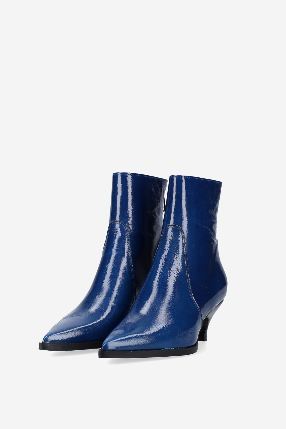 Pointed-toe leather zipper boots