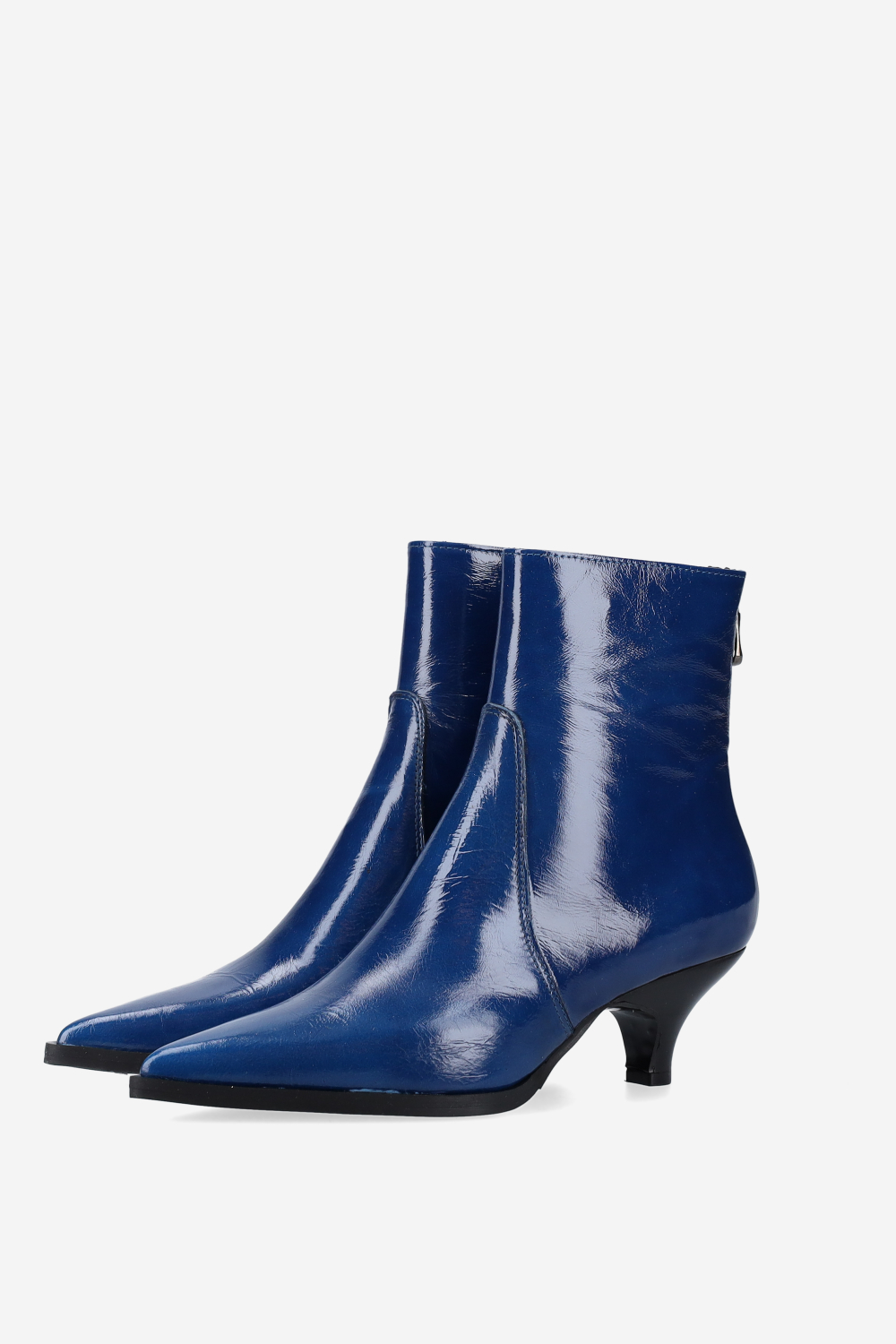 Pointed-toe leather zipper boots