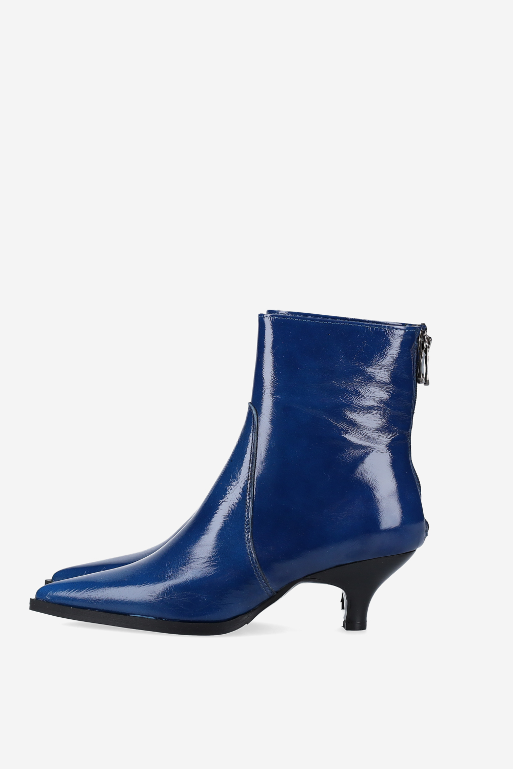 Pointed-toe leather zipper boots