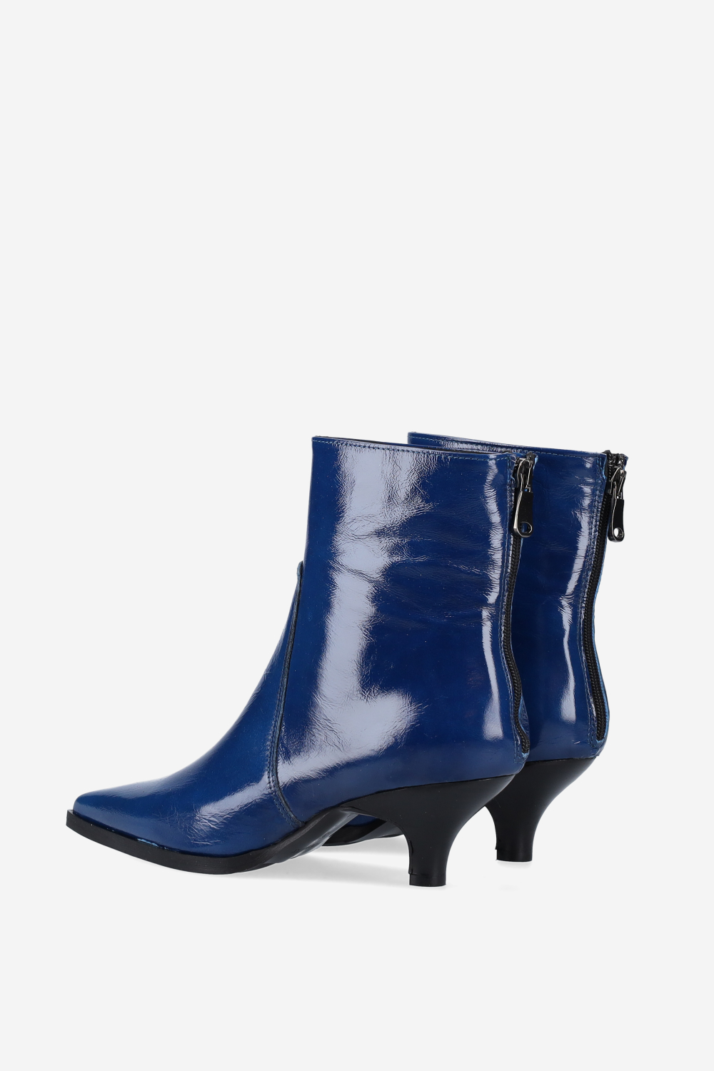 Pointed-toe leather zipper boots