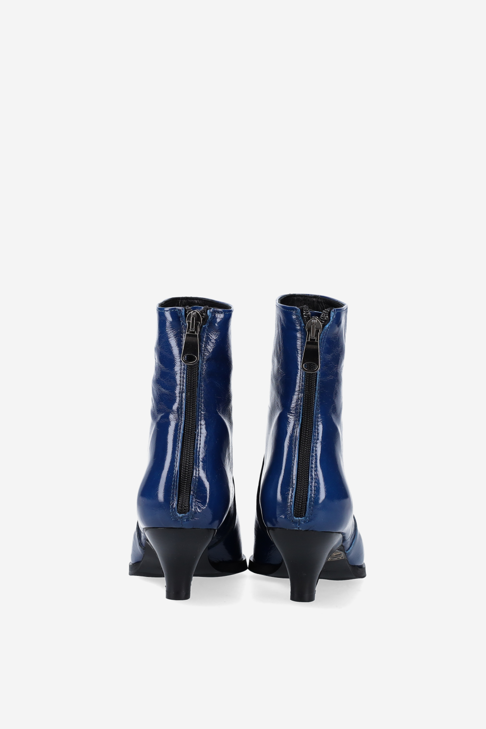 Pointed-toe leather zipper boots
