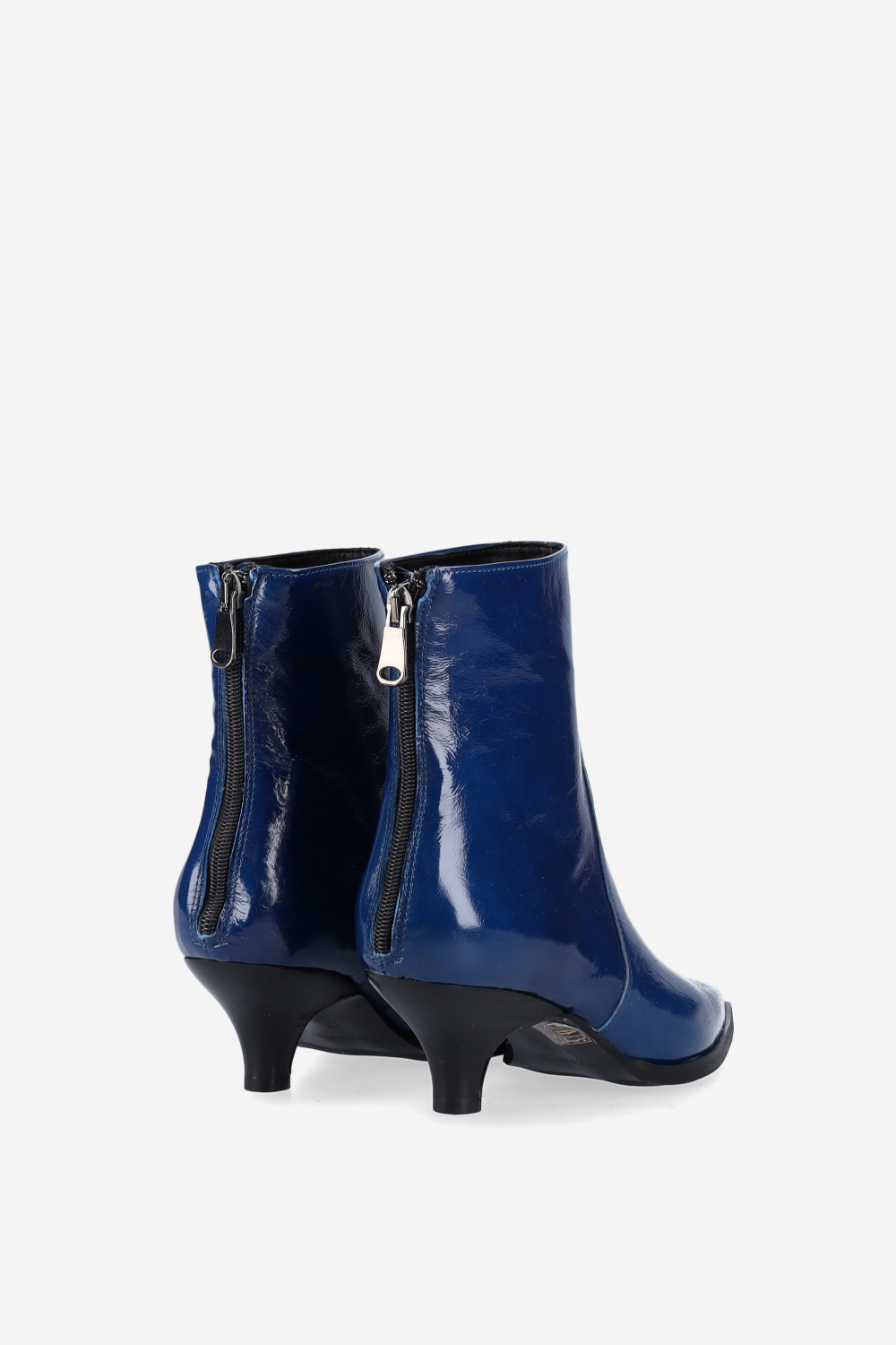 Pointed-toe leather zipper boots