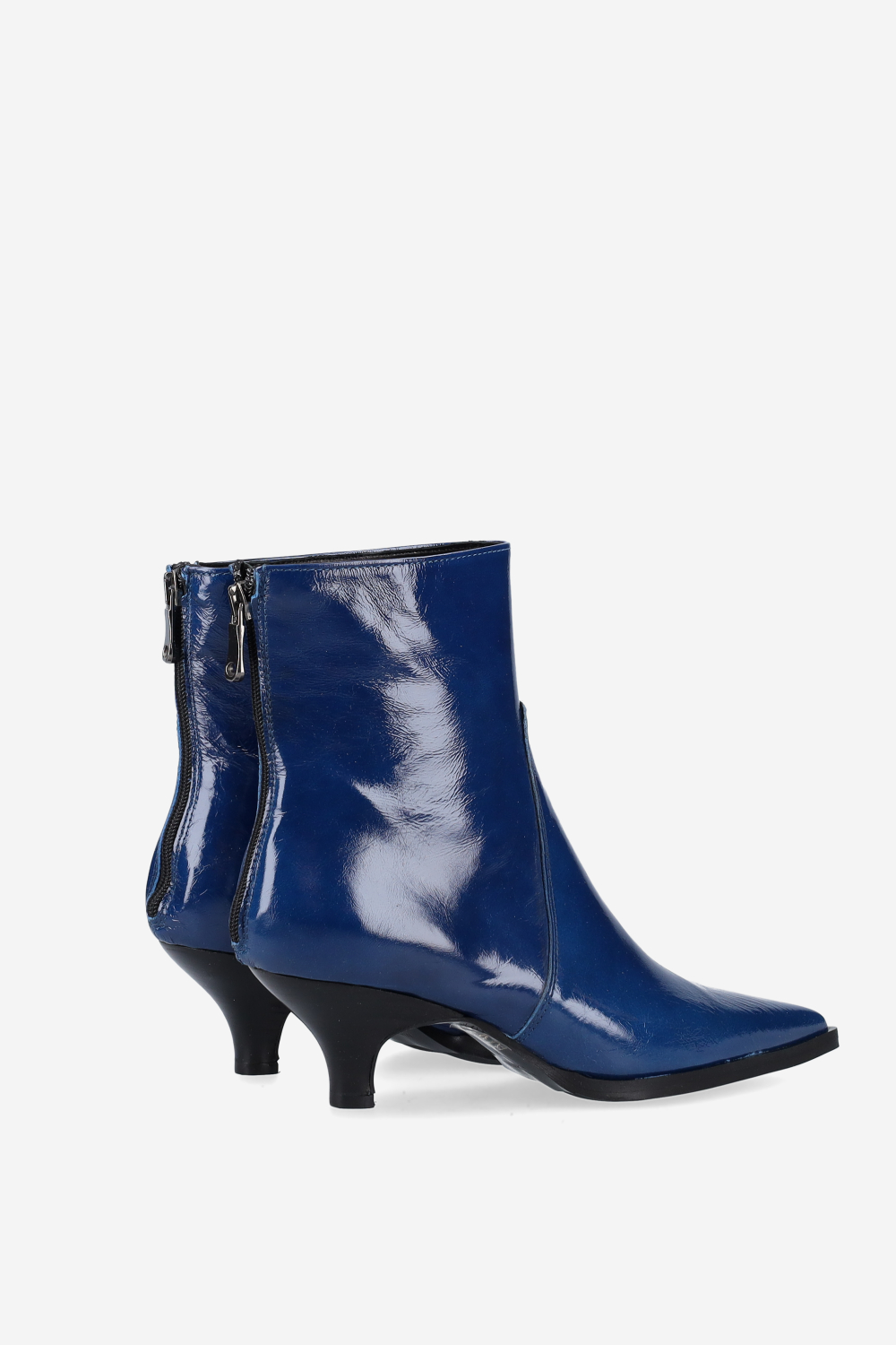 Pointed-toe leather zipper boots