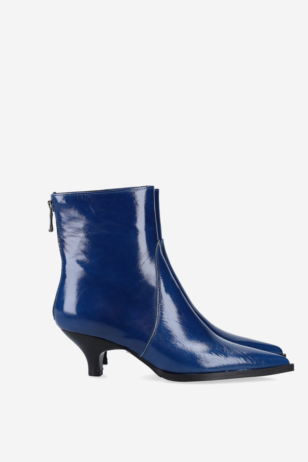 Pointed-toe leather zipper boots