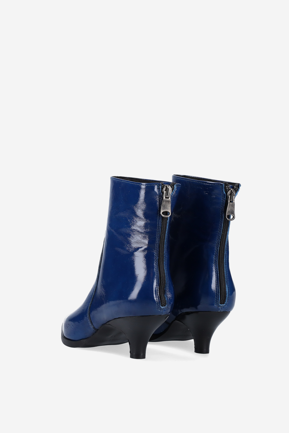 Pointed-toe leather zipper boots