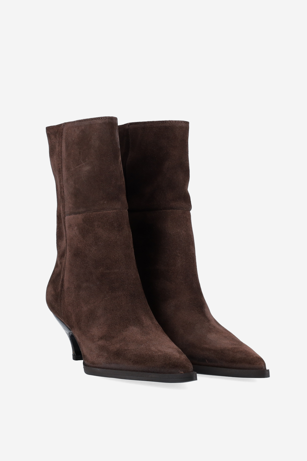 Pointed-toe suede boots