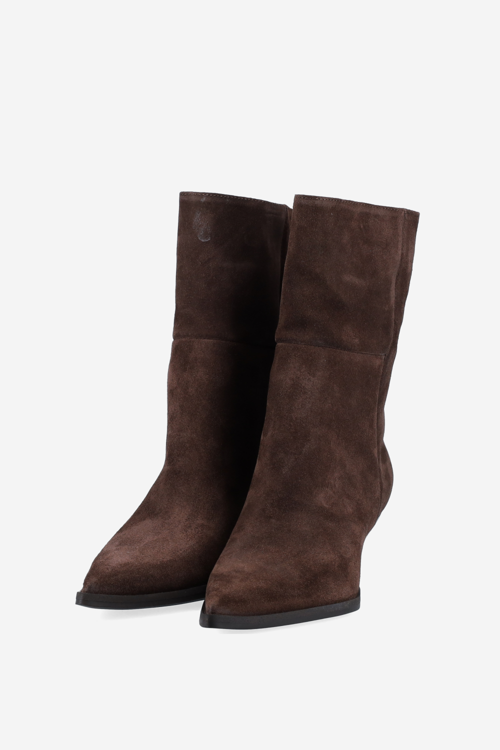 Pointed-toe suede boots