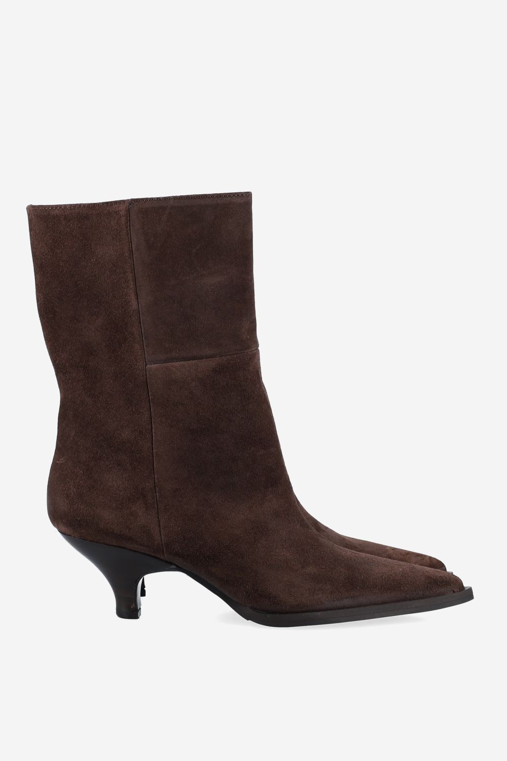 Pointed-toe suede boots
