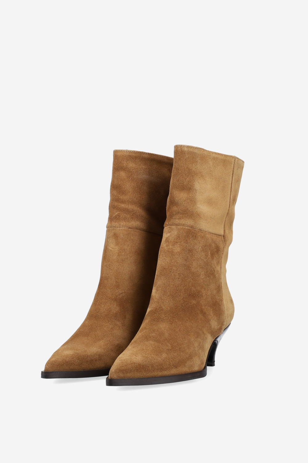 Pointed-toe suede boots