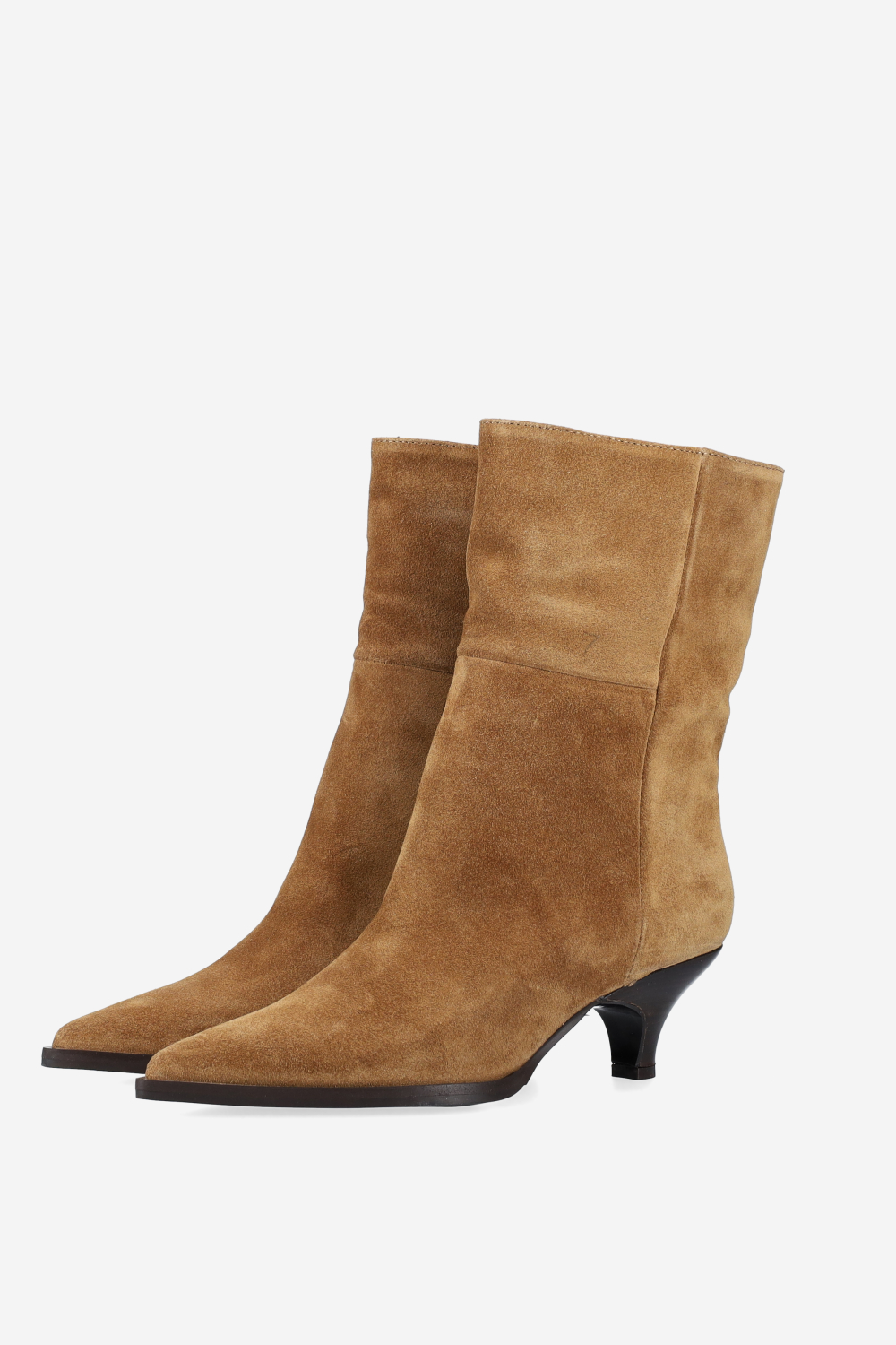 Pointed-toe suede boots