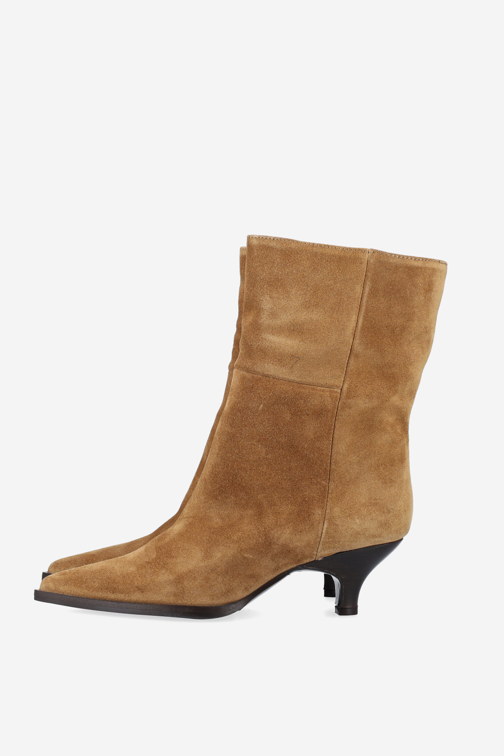 Pointed-toe suede boots