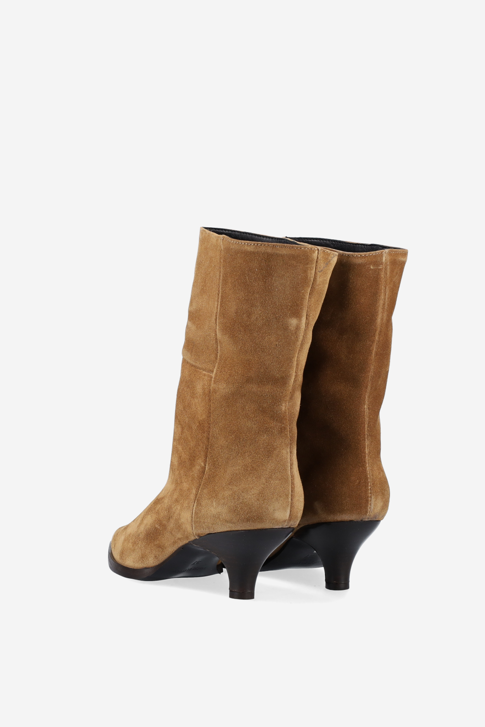 Pointed-toe suede boots