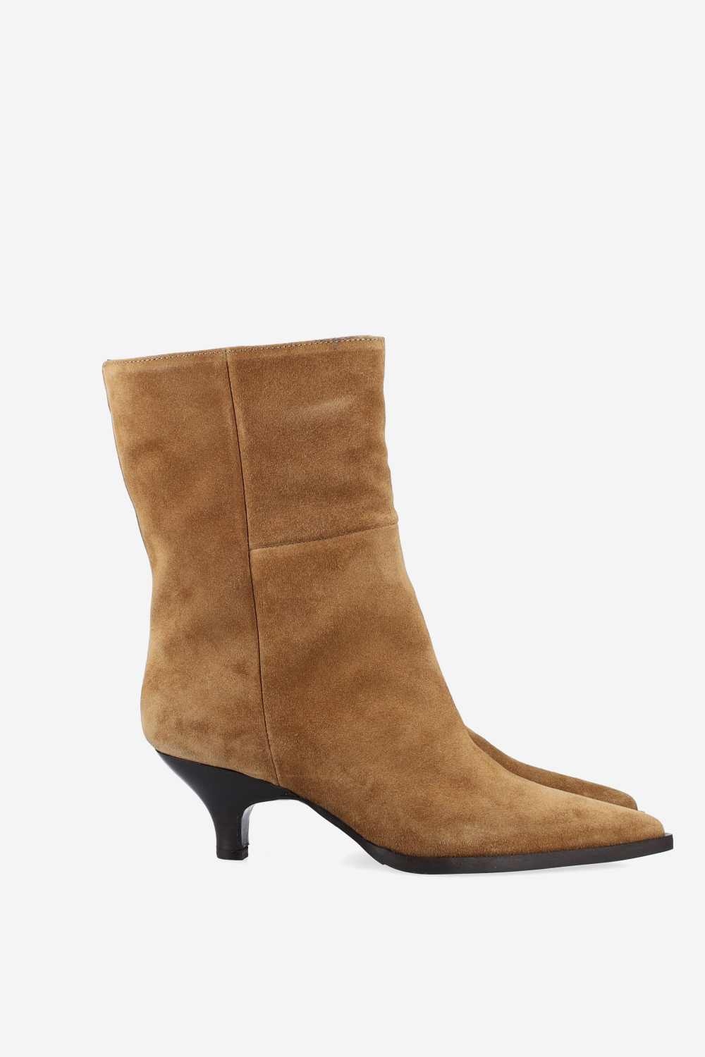 Pointed-toe suede boots