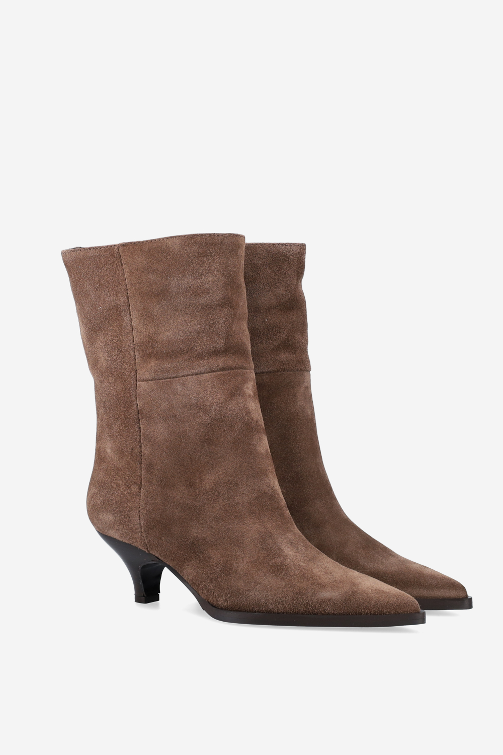 Pointed-toe suede boots