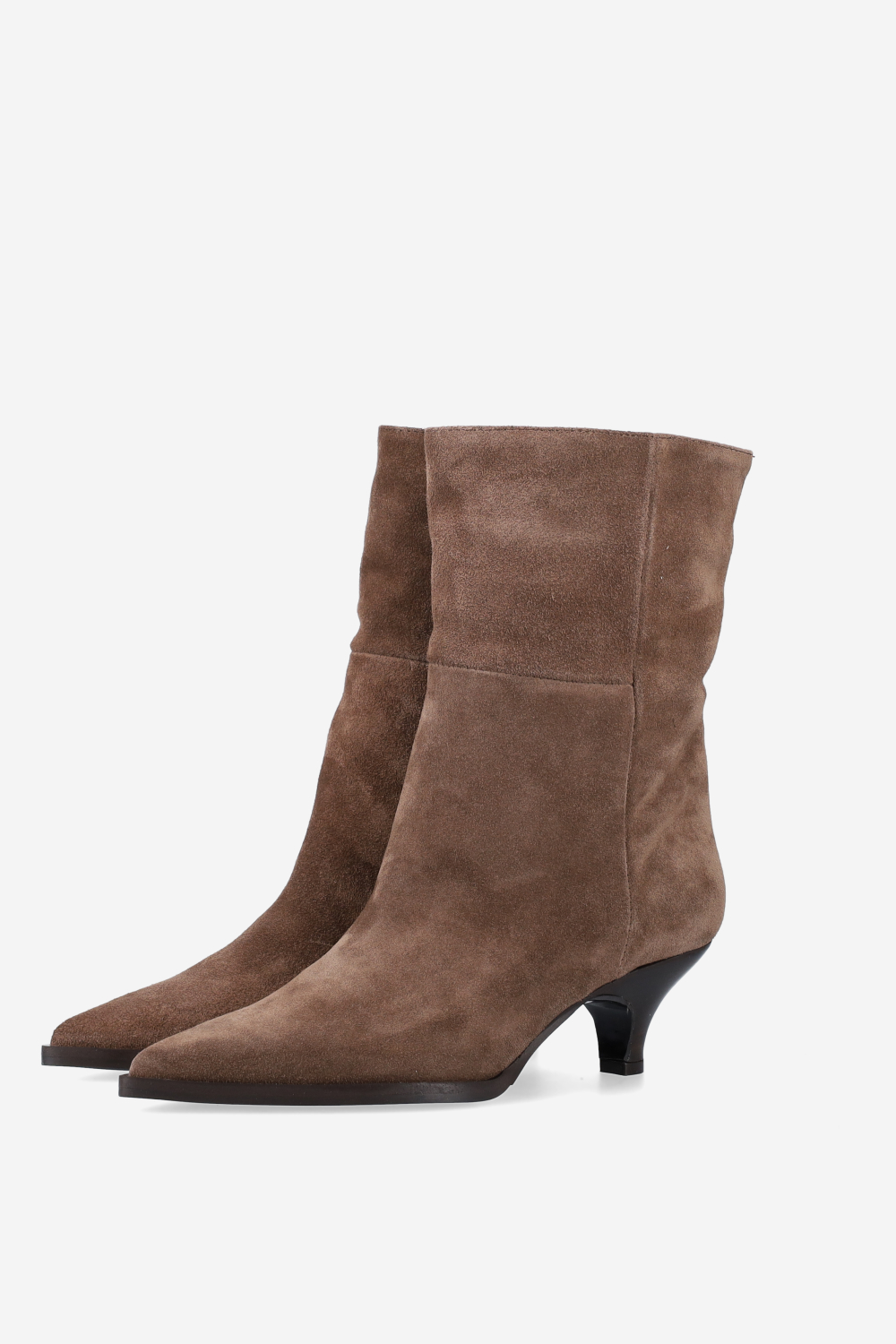 Pointed-toe suede boots