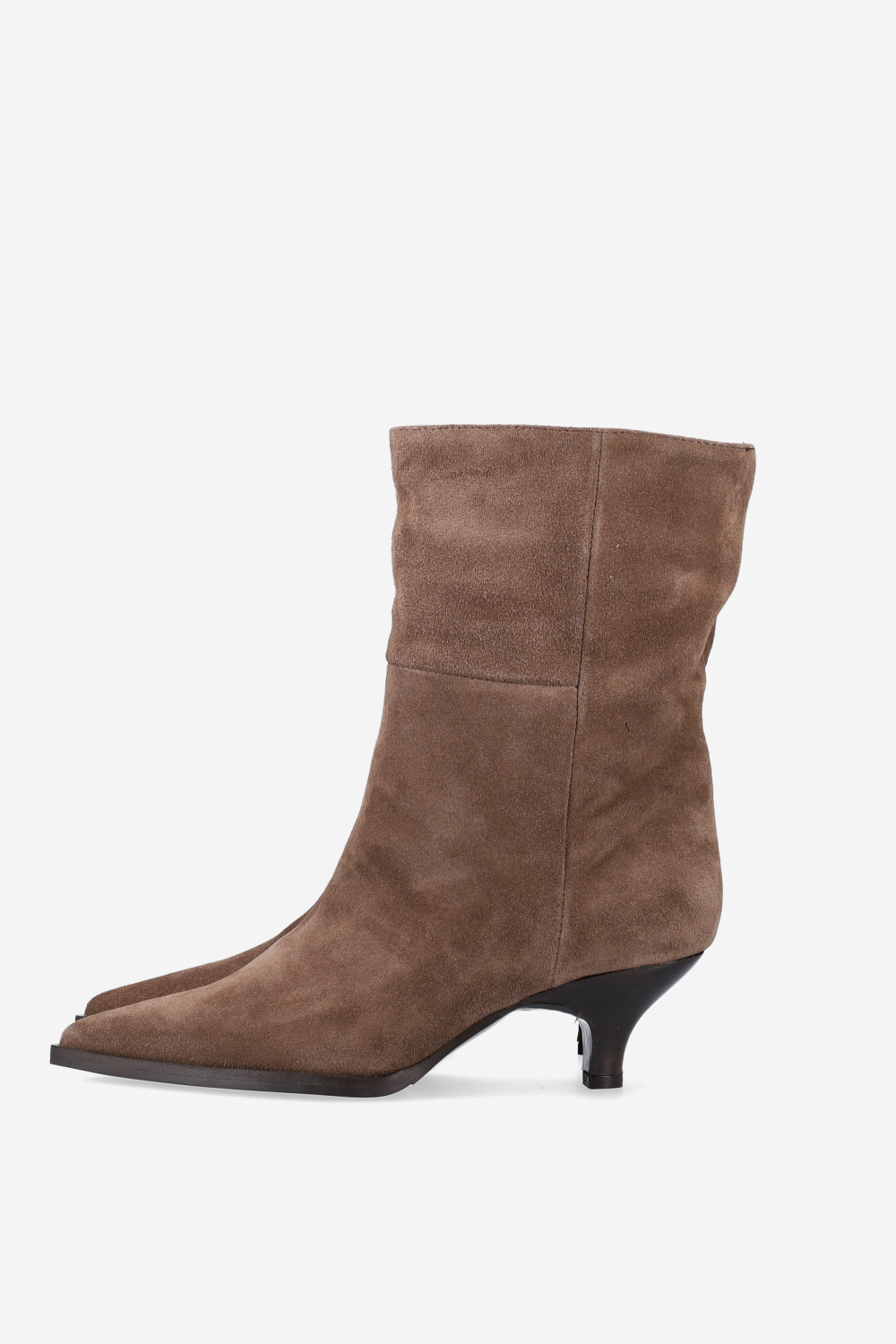 Pointed-toe suede boots