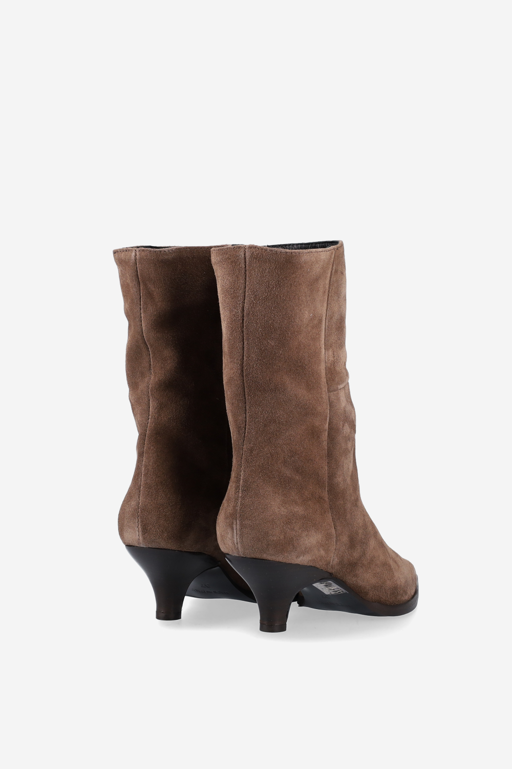 Pointed-toe suede boots