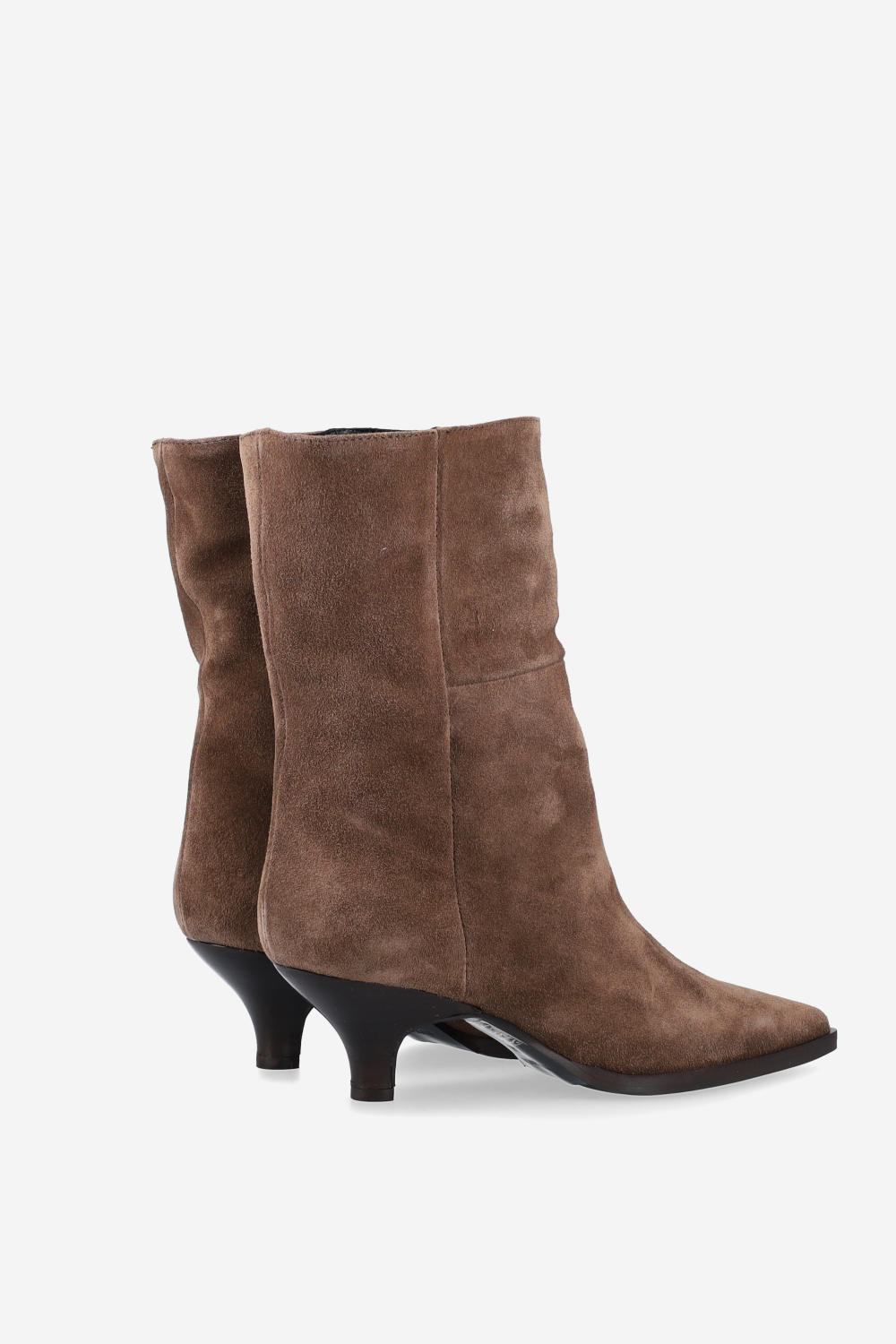 Pointed-toe suede boots