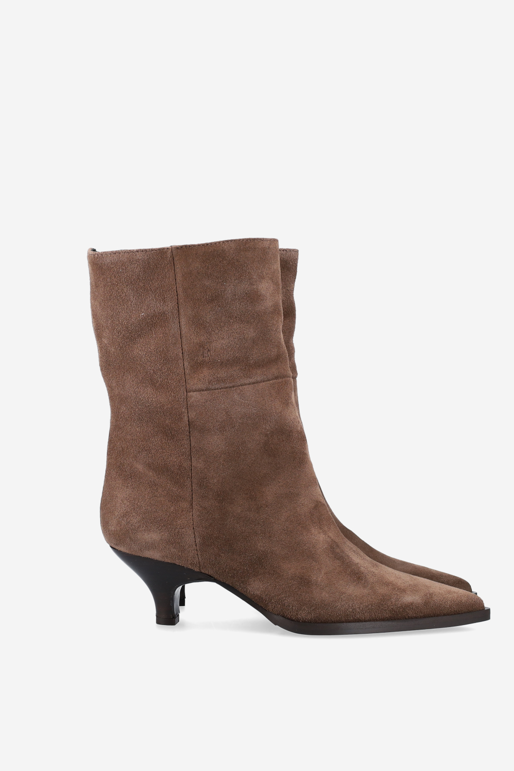 Pointed-toe suede boots