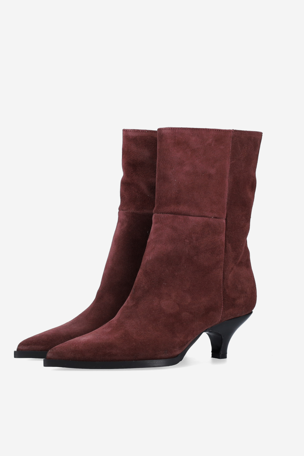 Pointed-toe suede boots