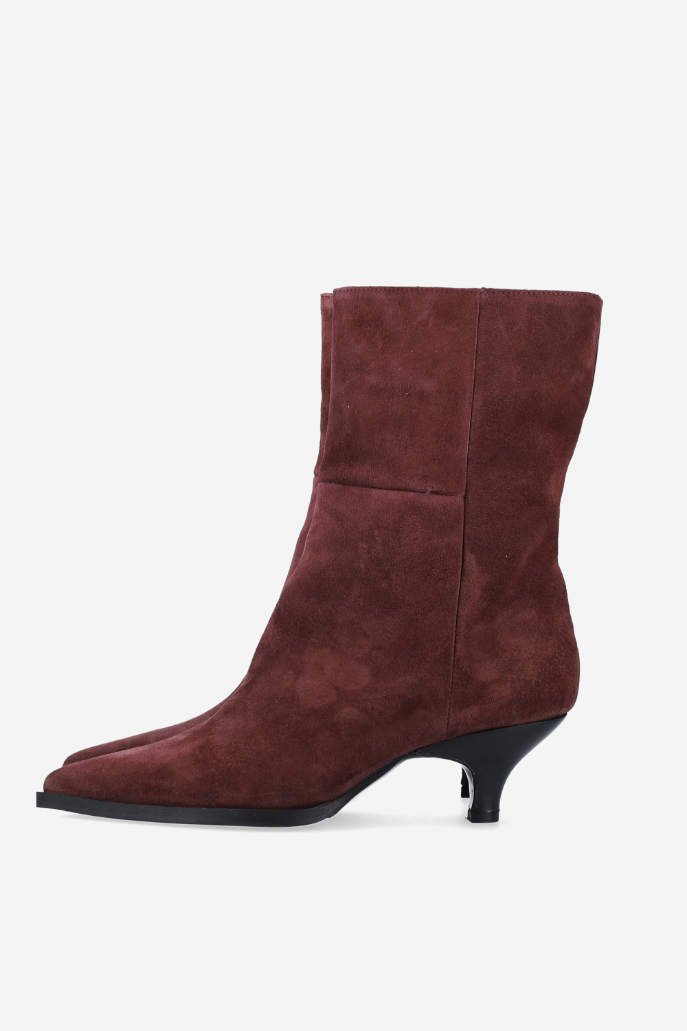 Pointed-toe suede boots