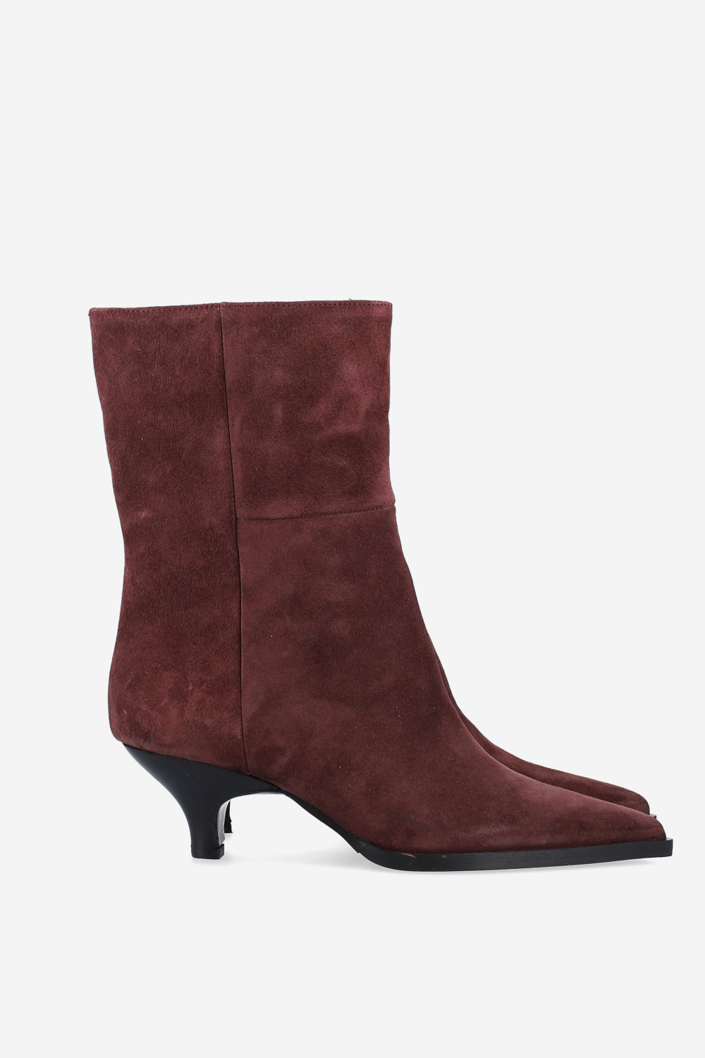 Pointed-toe suede boots
