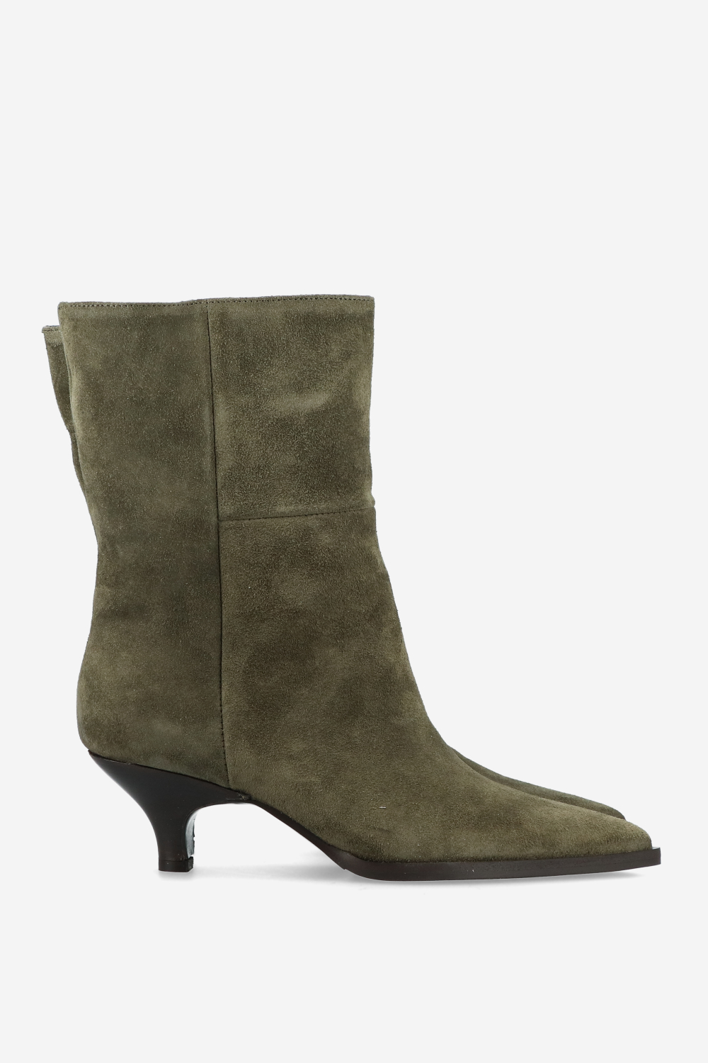Pointed-toe suede boots