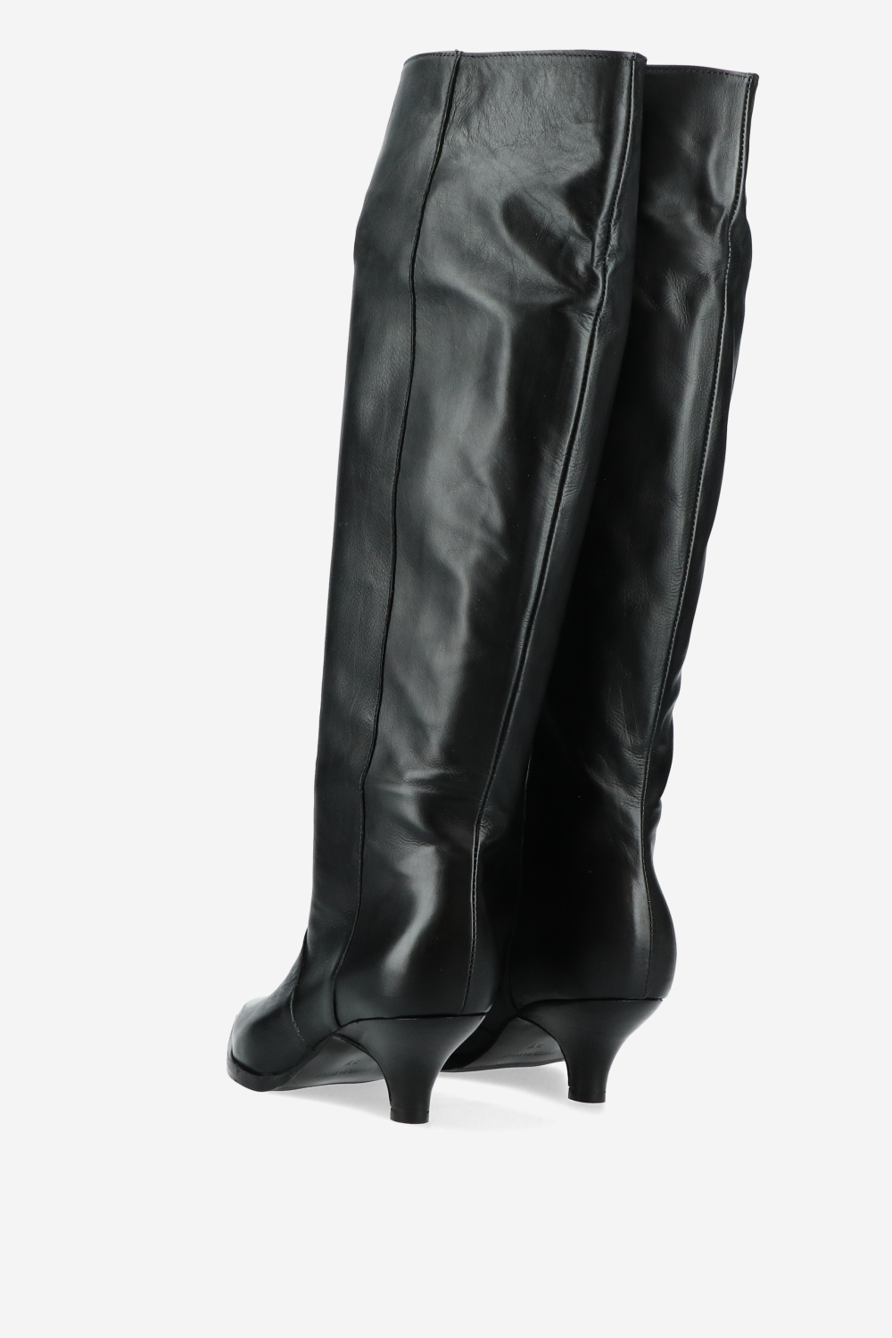 Pointed-toe knee-high leather boots