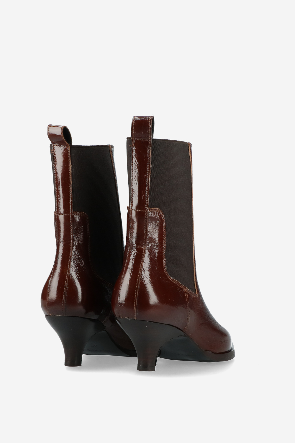 Pointed-toe patent leather boots