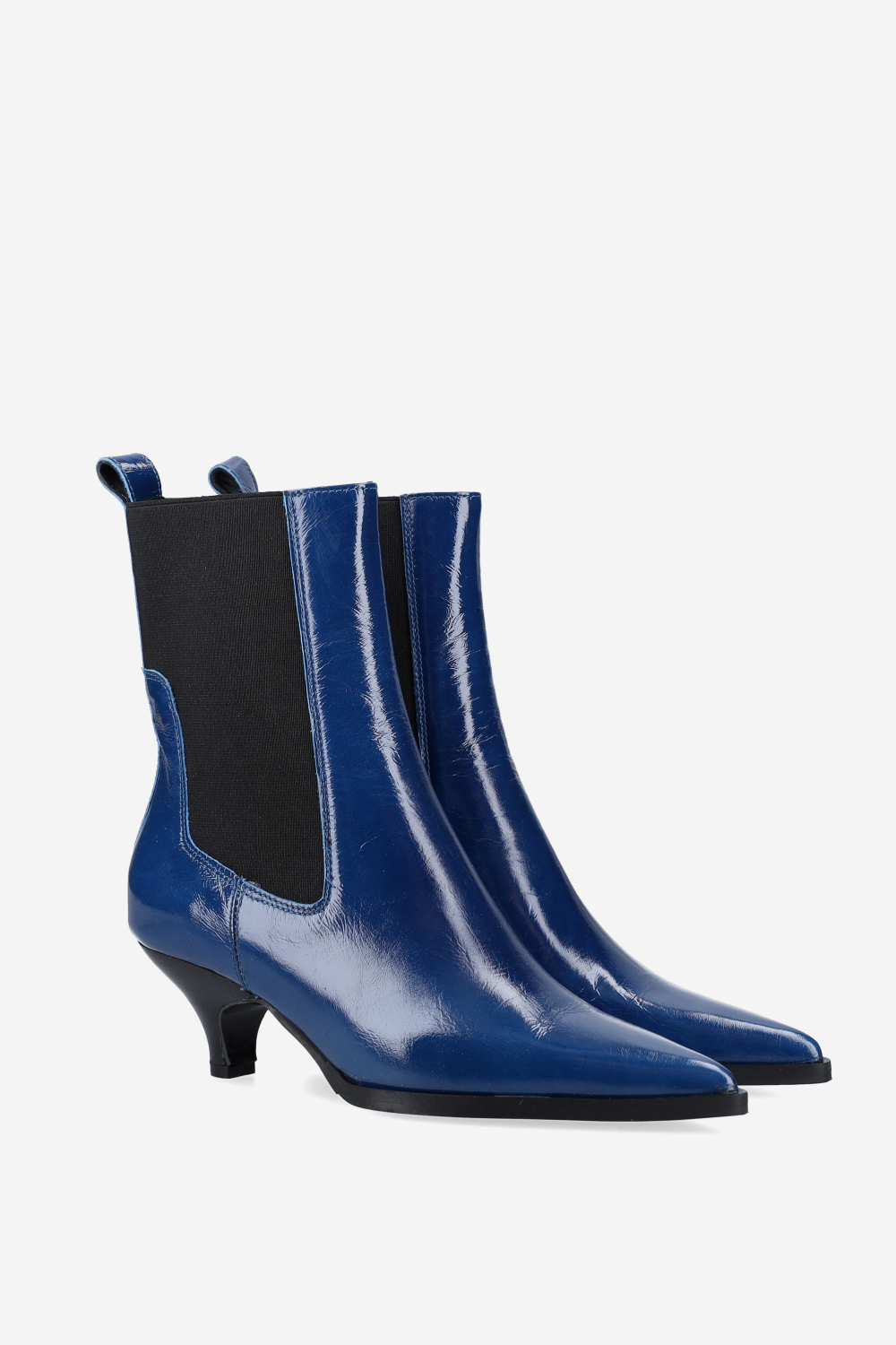 Pointed-toe patent leather boots