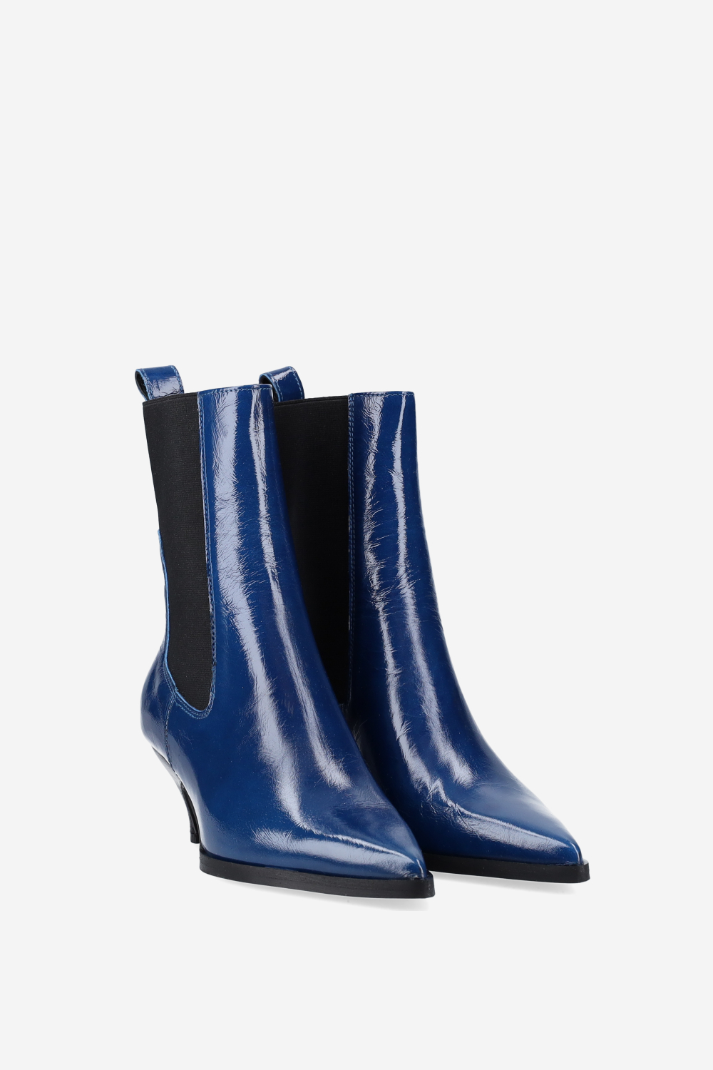 Pointed-toe patent leather boots