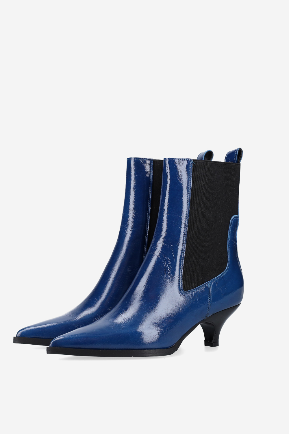 Pointed-toe patent leather boots