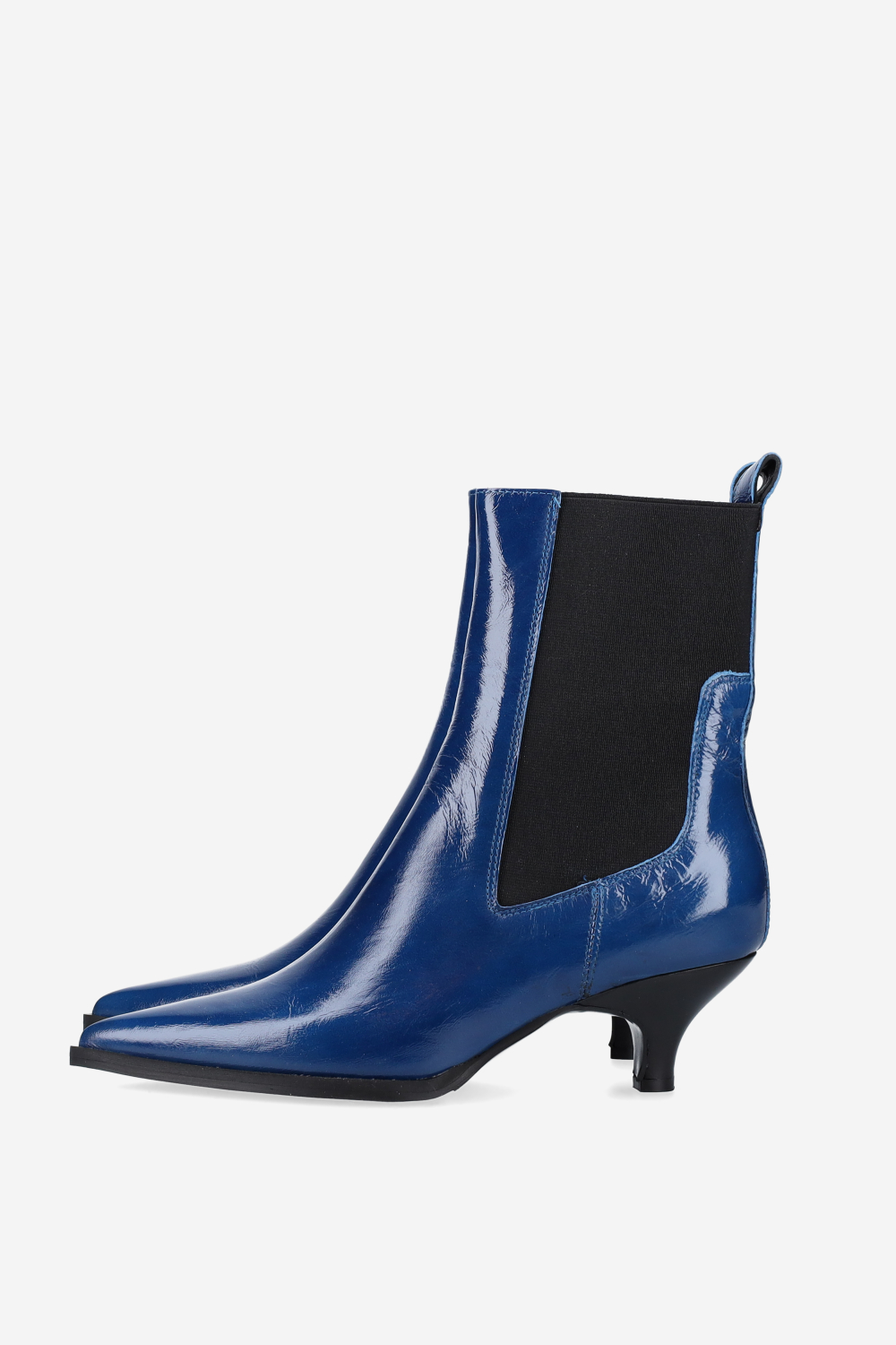 Pointed-toe patent leather boots