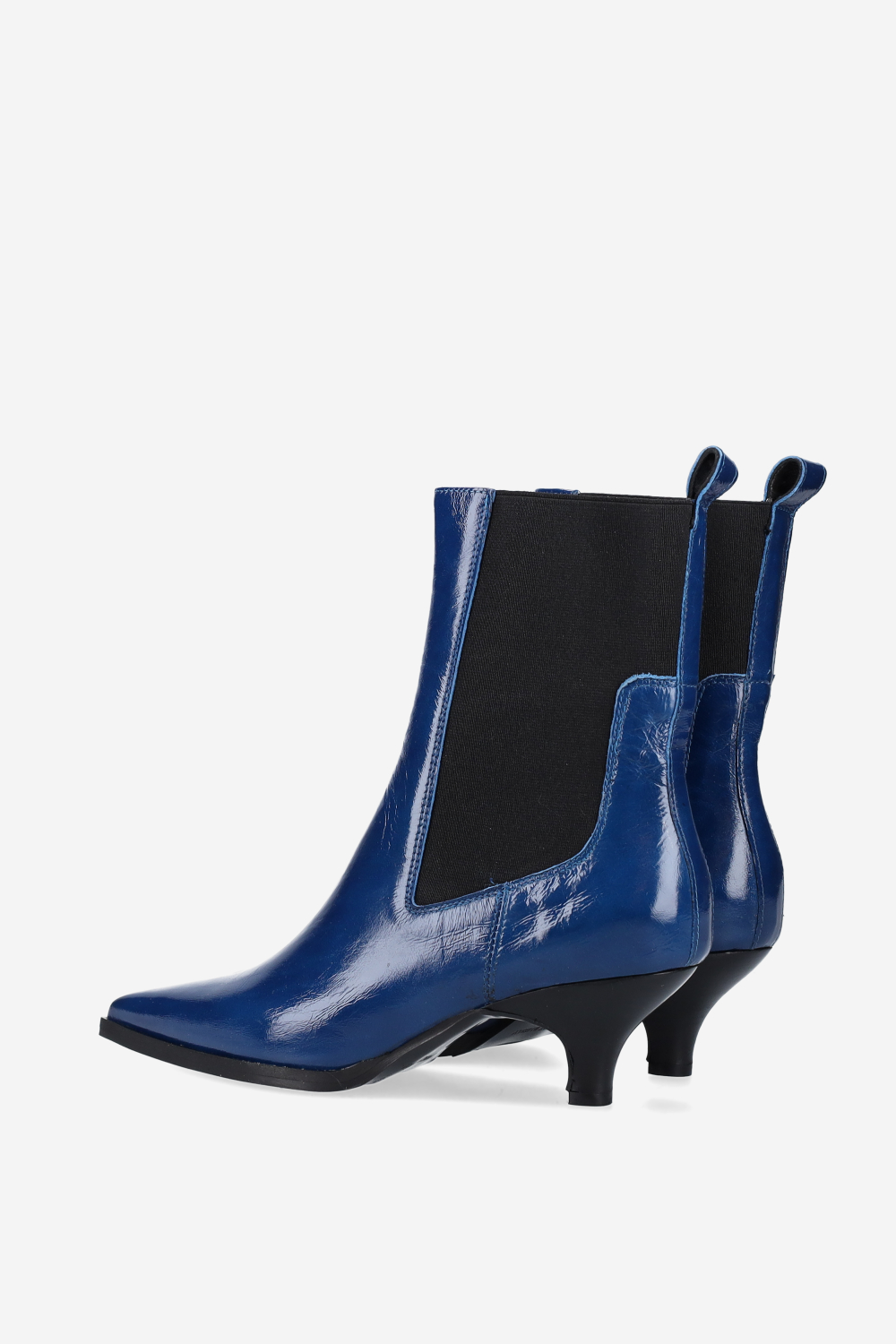 Pointed-toe patent leather boots