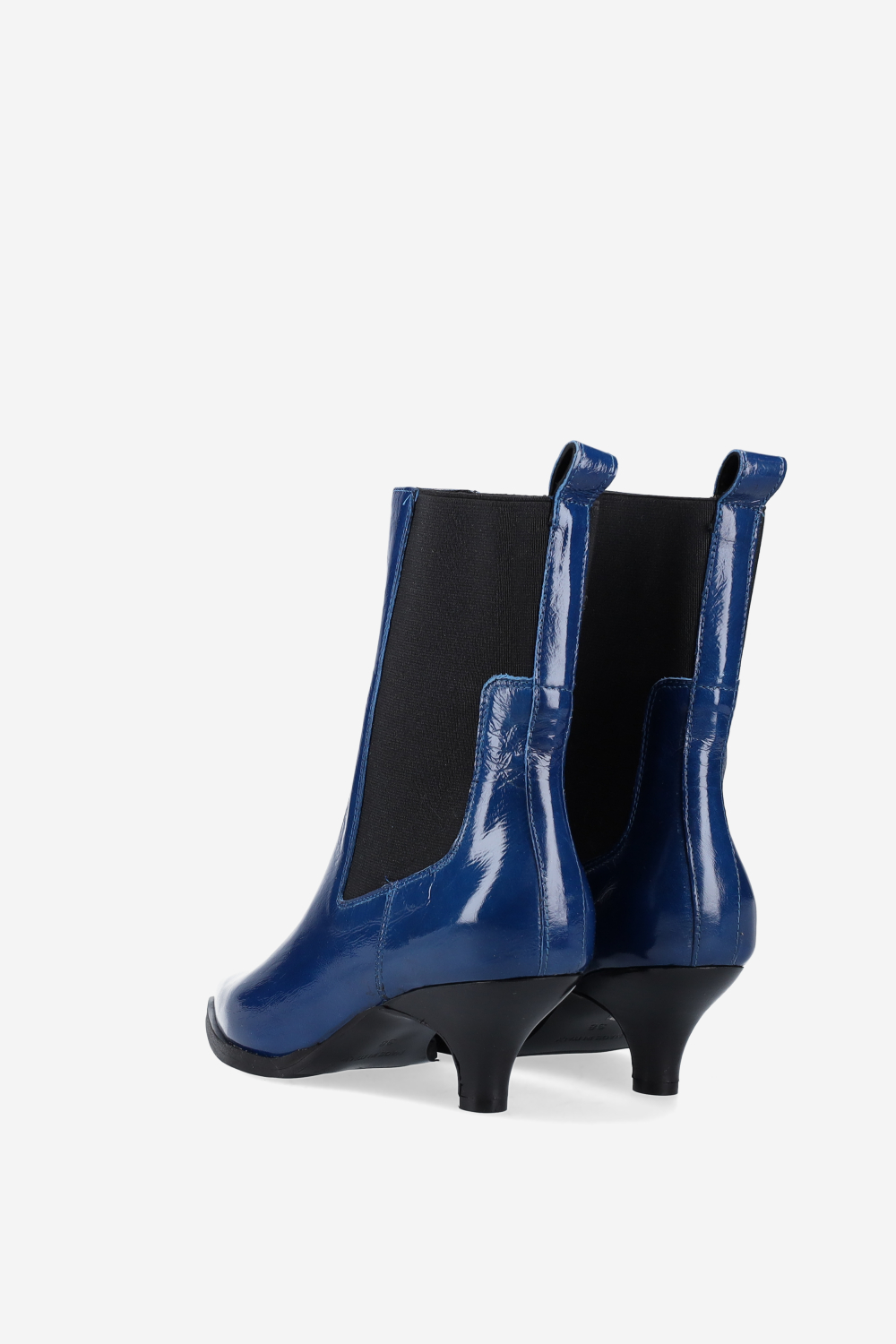 Pointed-toe patent leather boots