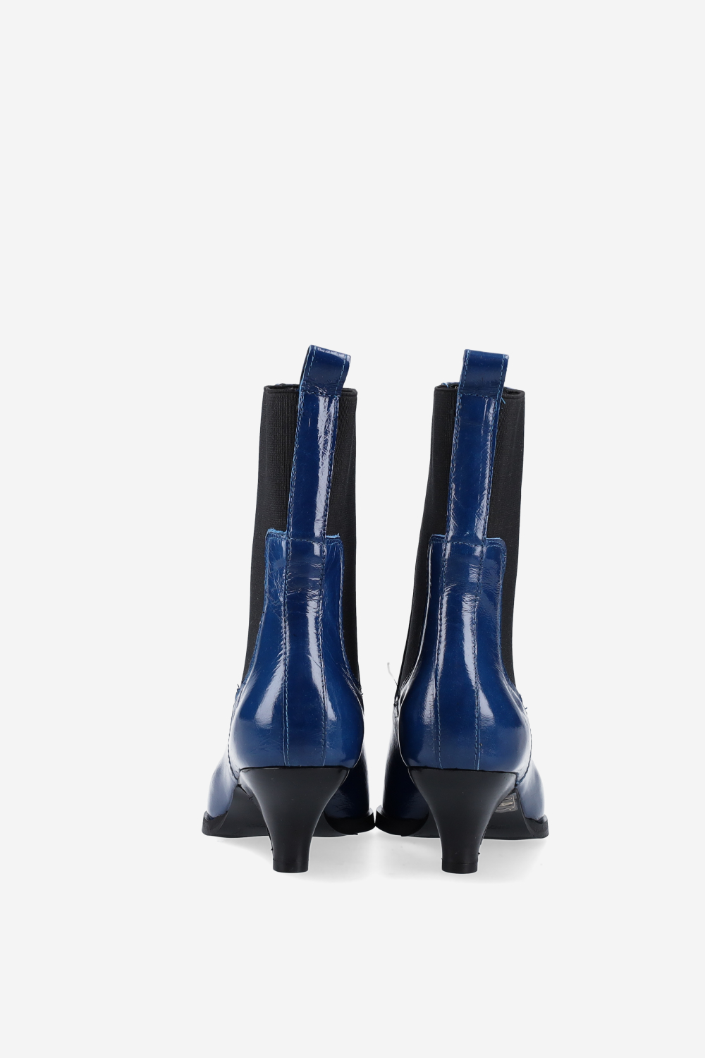 Pointed-toe patent leather boots