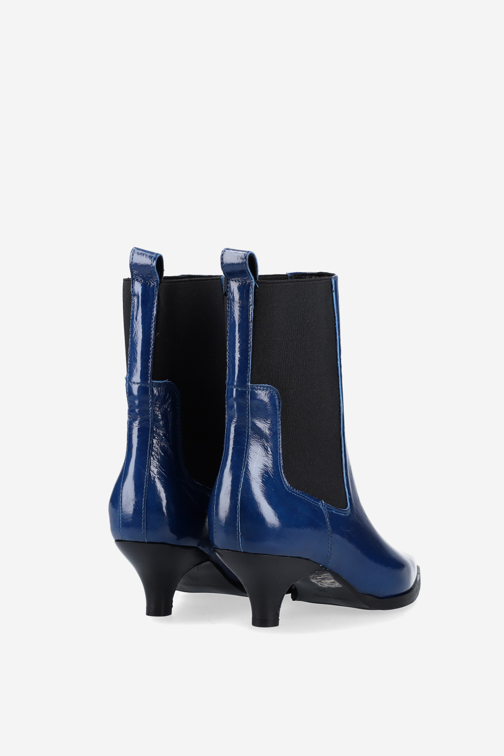 Pointed-toe patent leather boots