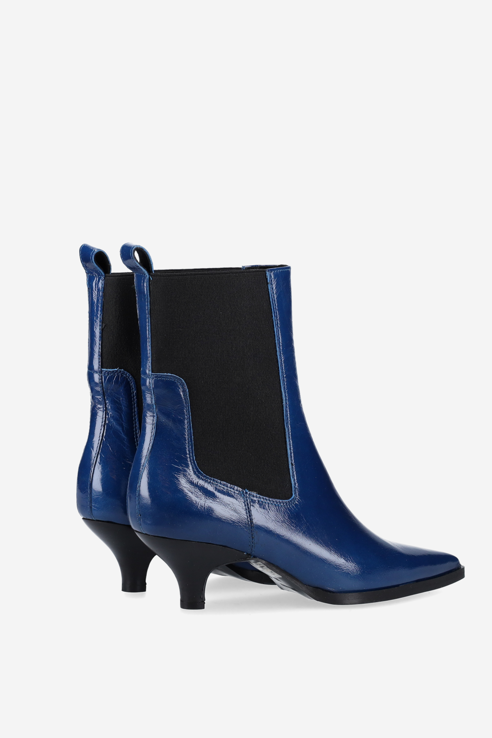 Pointed-toe patent leather boots