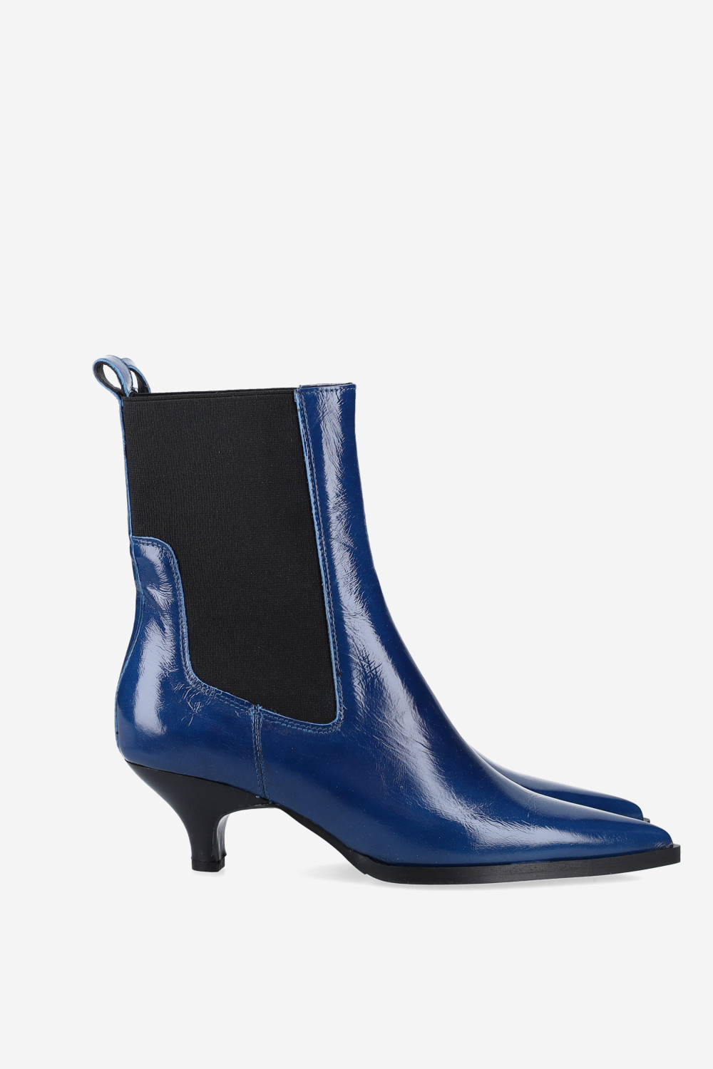 Pointed-toe patent leather boots