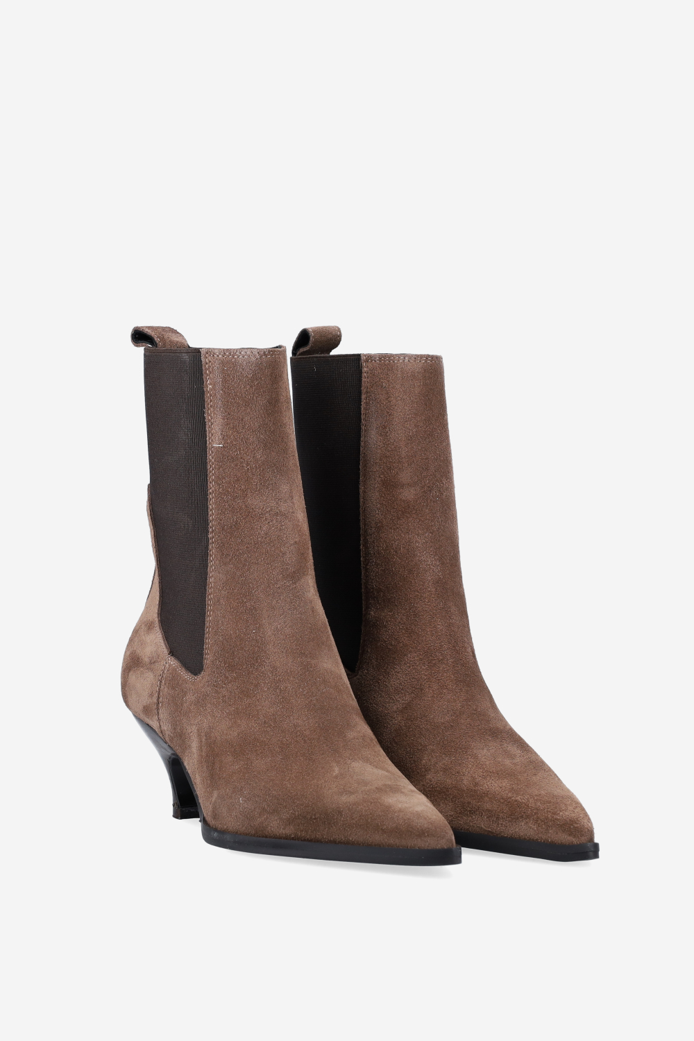 Pointed-toe suede boots