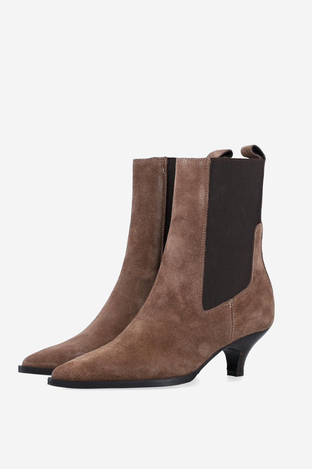 Pointed-toe suede boots