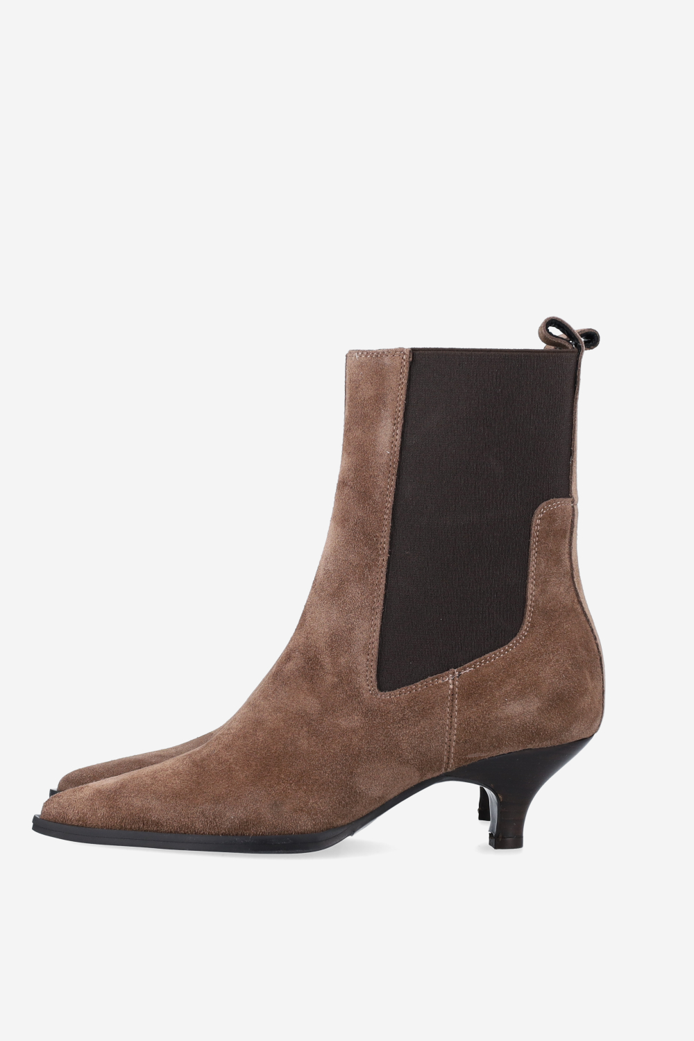 Pointed-toe suede boots