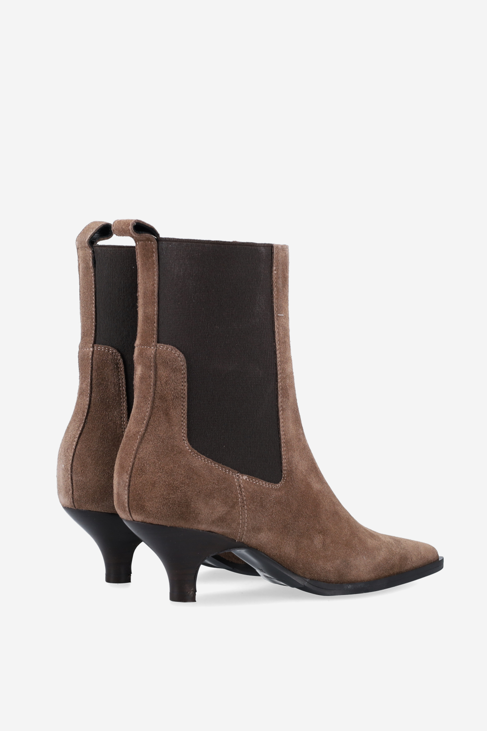Pointed-toe suede boots