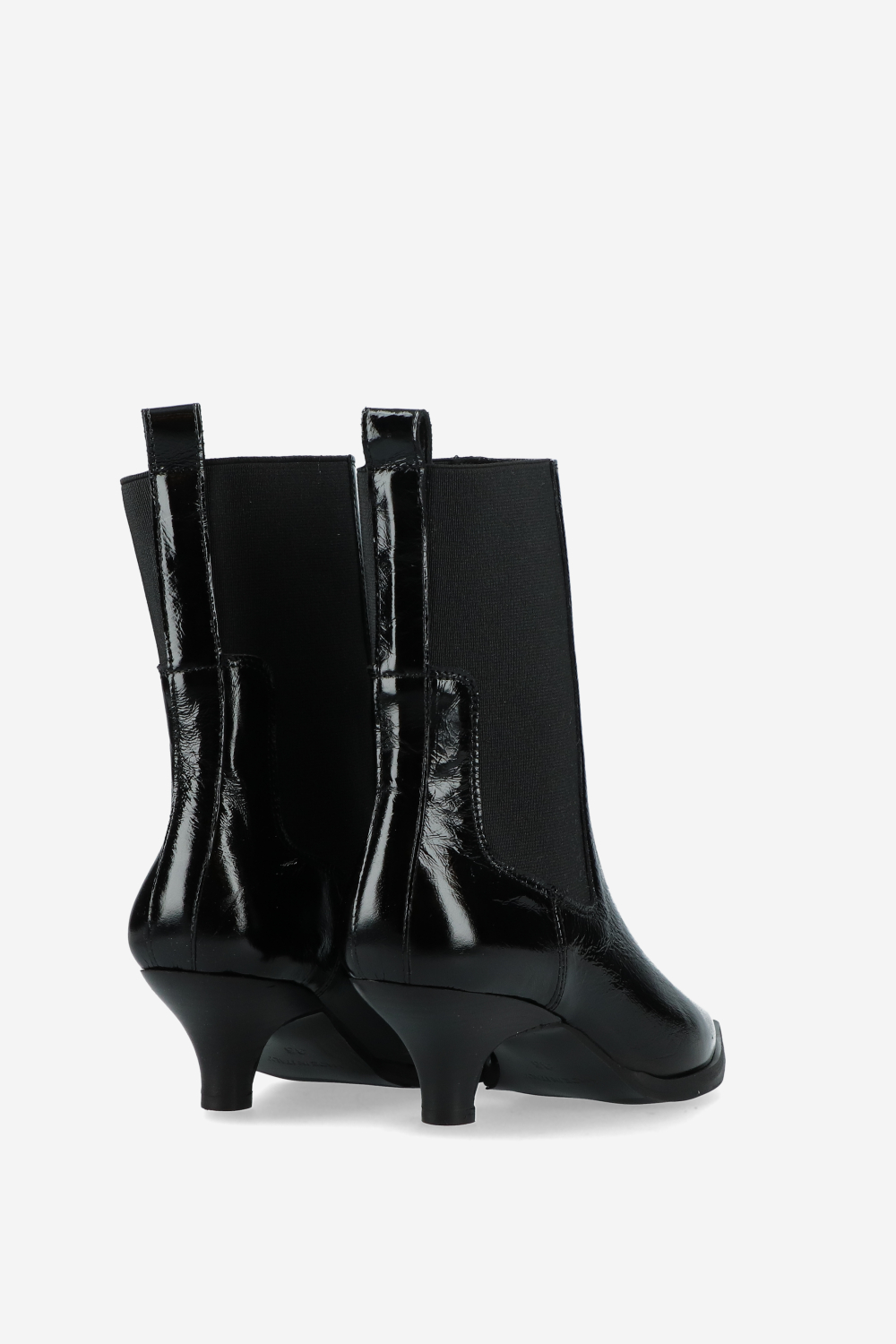 Pointed-toe patent leather boots