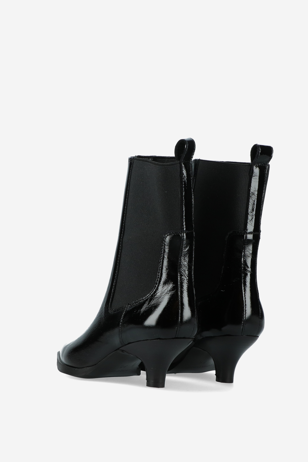 Pointed-toe patent leather boots