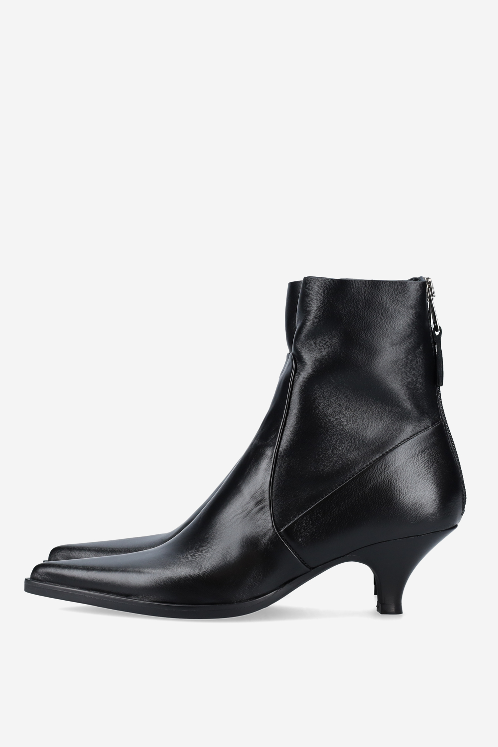 Pointed toe leather boots