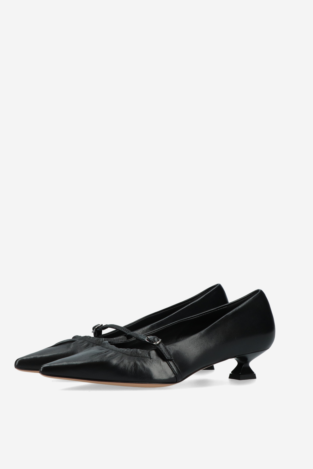 Pointed-toe leather pumps