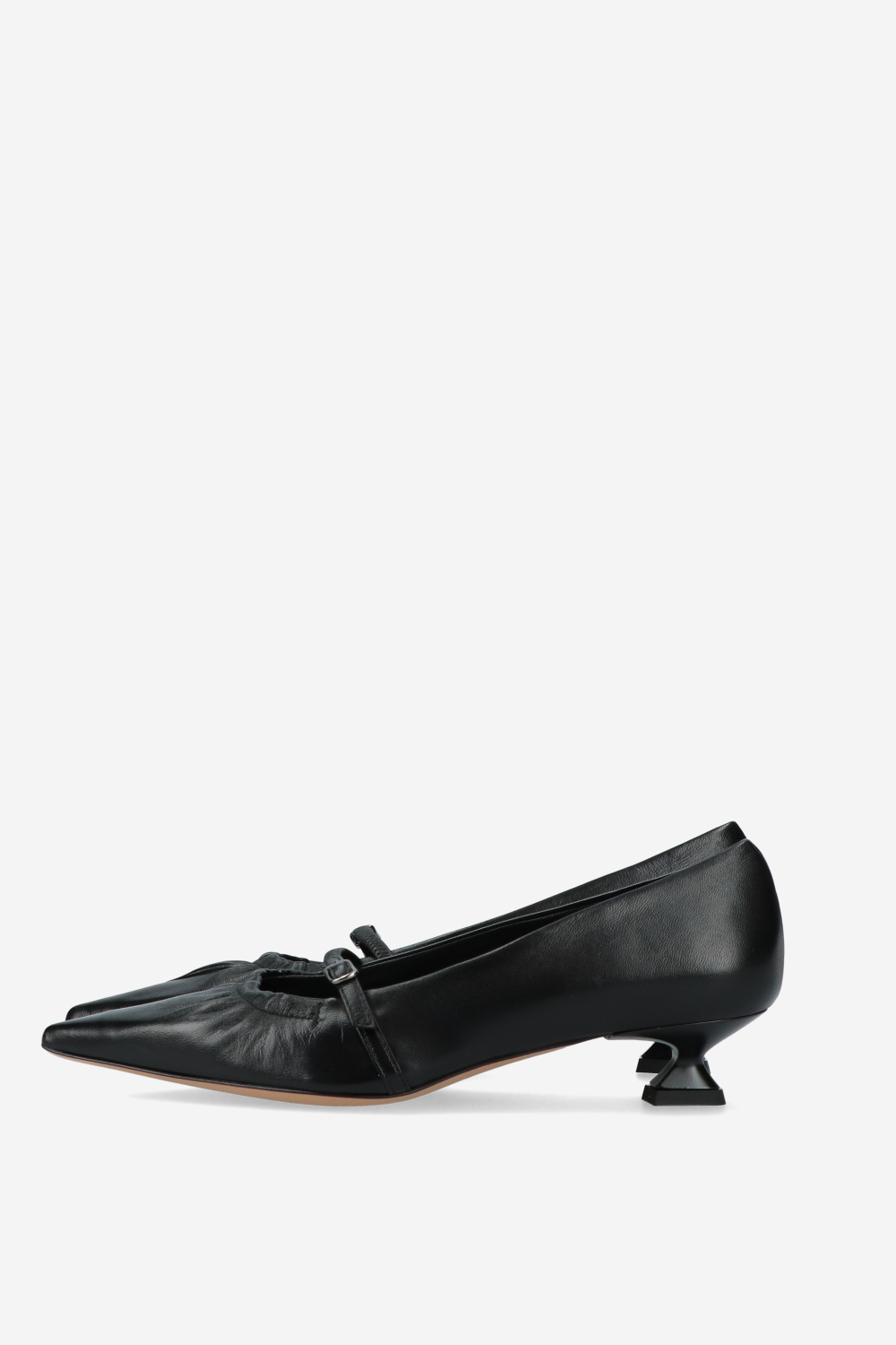 Pointed-toe leather pumps