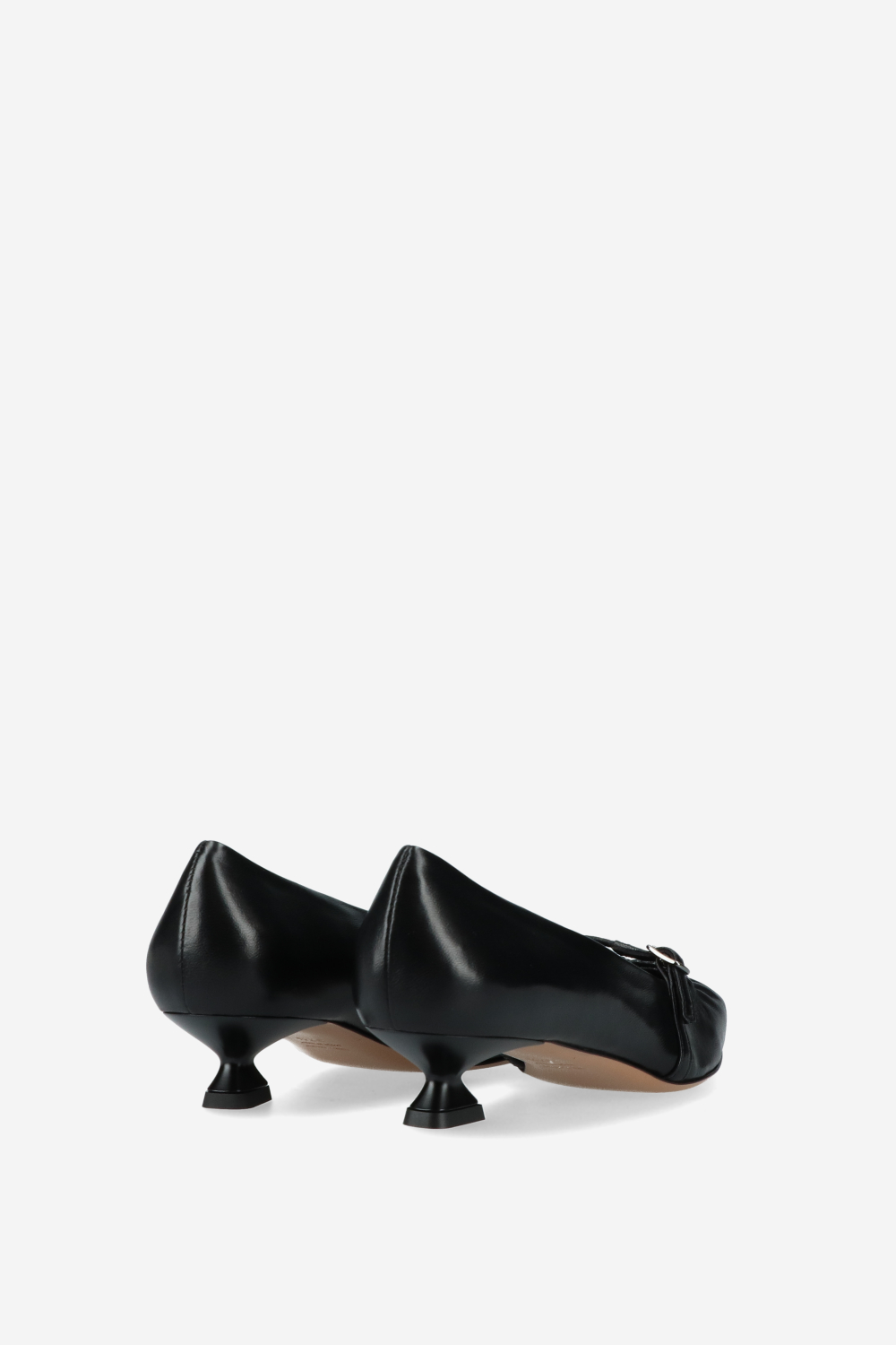 Pointed-toe leather pumps