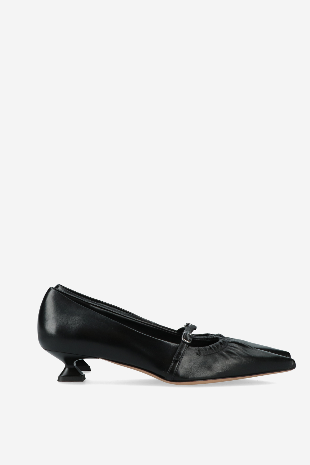 Pointed-toe leather pumps